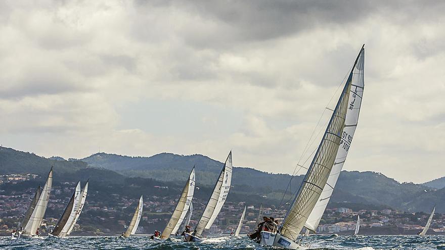 Imagen de la flota de J80, durante la regata de ayer. // Rosana Calvo