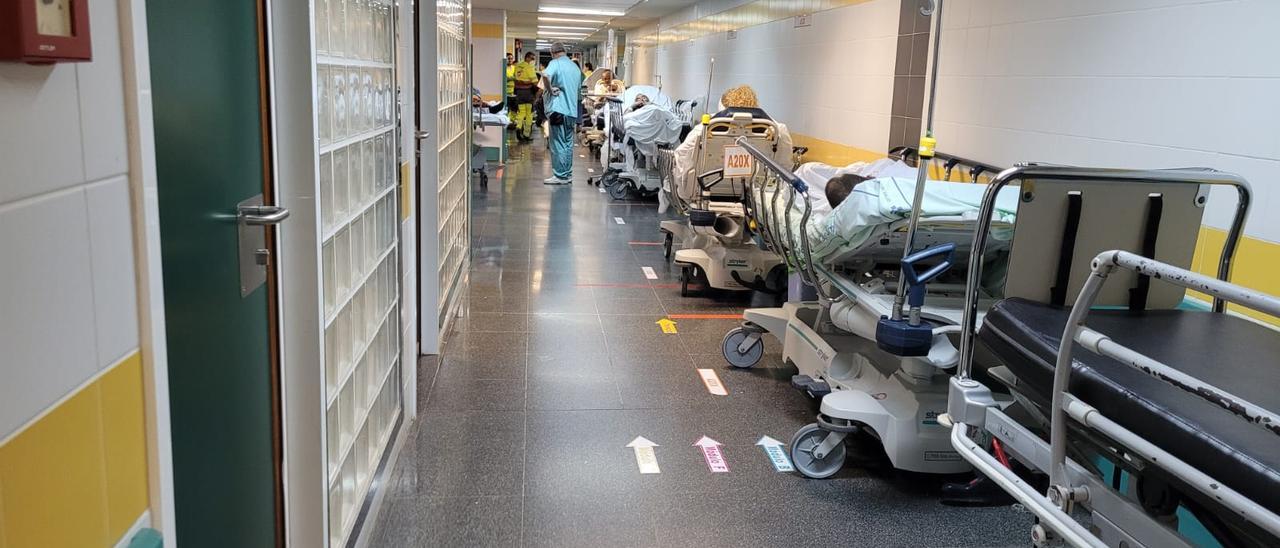 Varios pacientes en uno de los pasillo del servicio de Urgencias del Hospital Insular, el pasado miércoles.