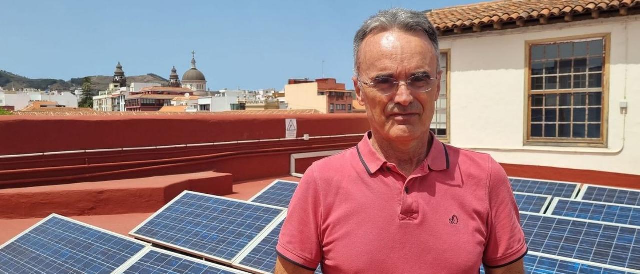 José Luis Hernández, junto a unas placas fotovoltaicas en la azotea del Ayuntamiento.