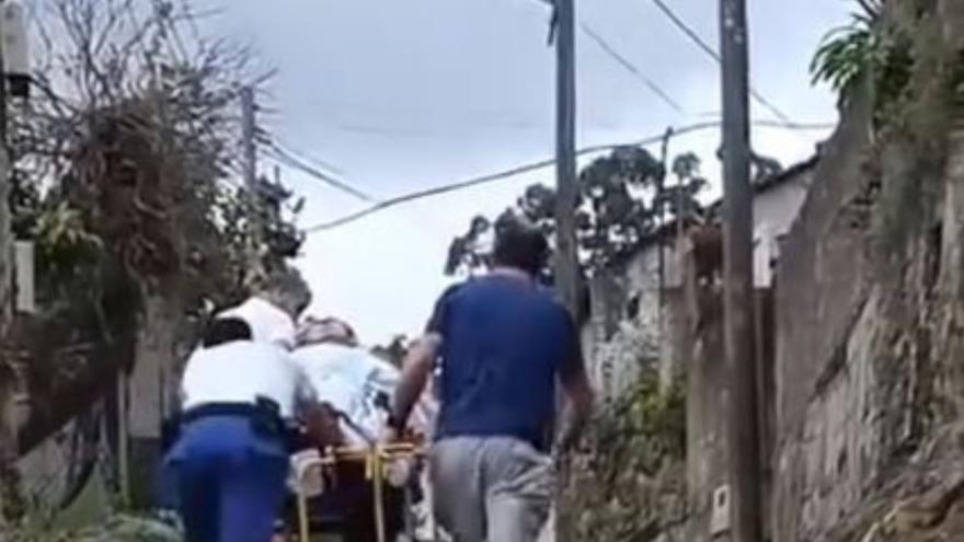 Un traslado a pie desde la ambulancia.