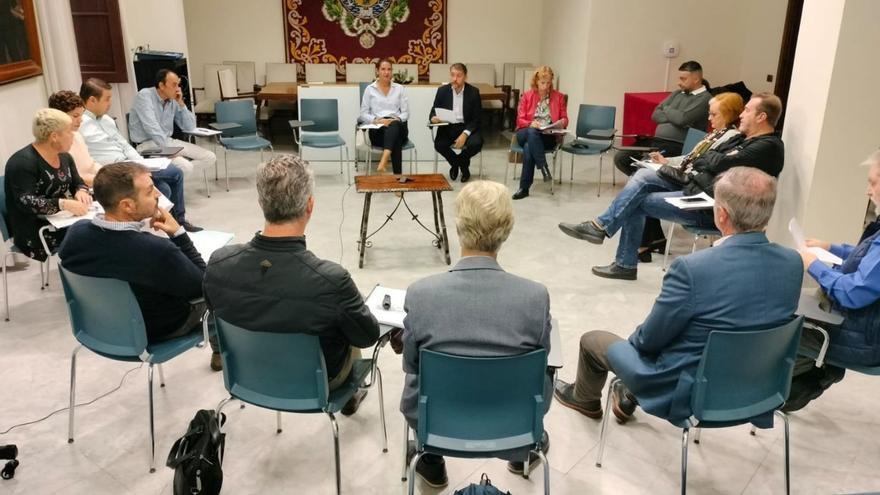 Reunión de la Mesa del Taxi, en el Ayuntamiento de Santa Cruz de Tenerife.