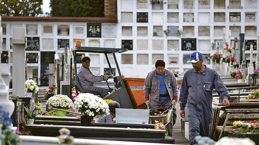 Clientes en un puesto de flores, el jueves, en el Fontán.