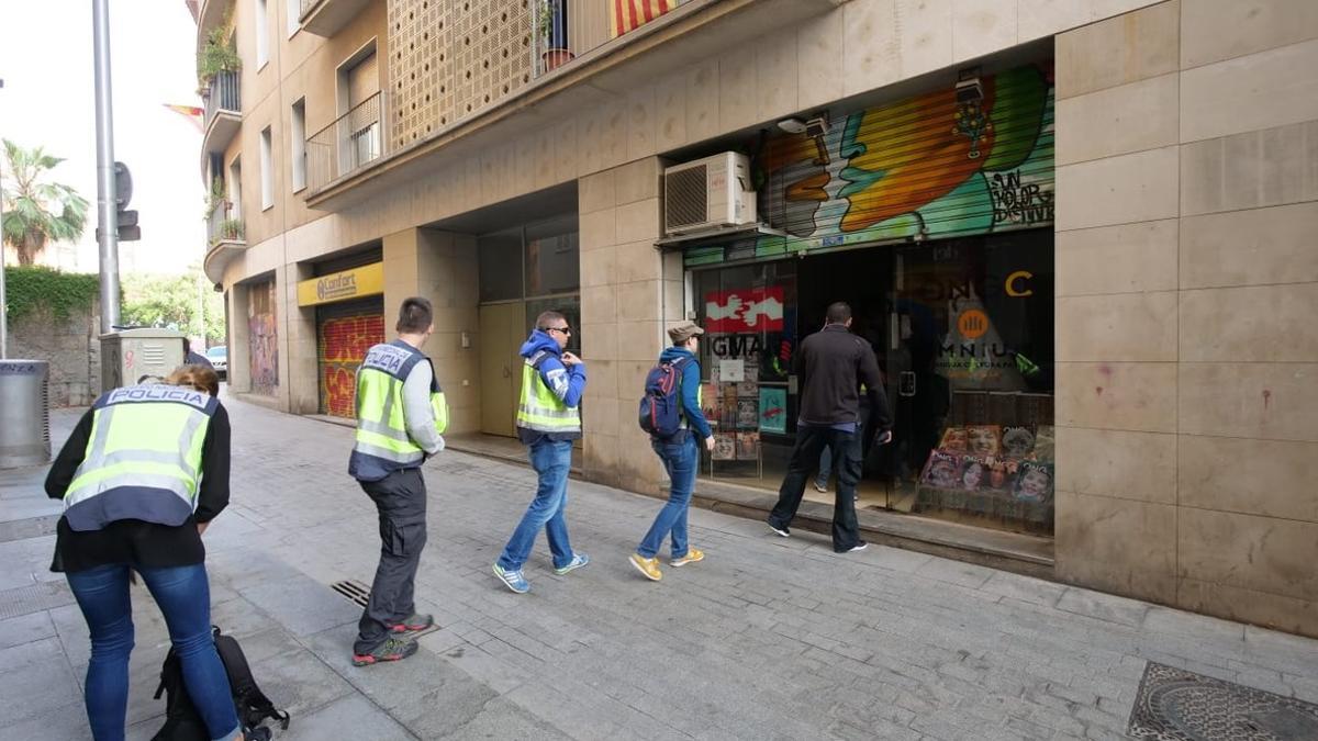 Agentes de la Policía Nacional entran en la sede de la Fundació Catmón