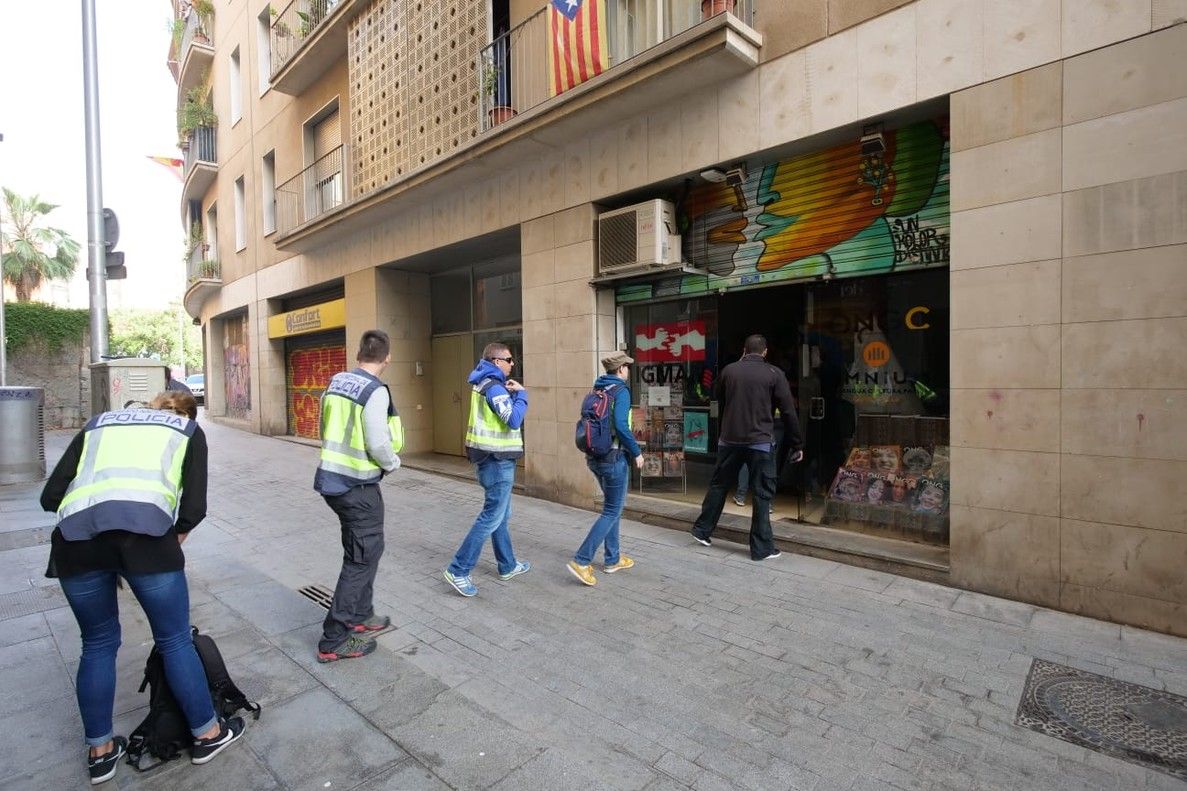 Agentes de la Policía Nacional entran en la sede de la Fundació Catmón