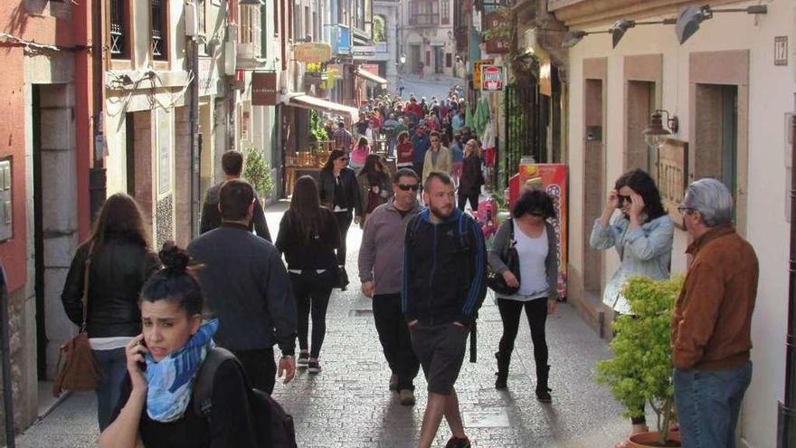 Turistas paseando por Llanes.