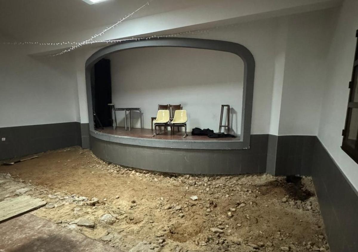 Interior del salón municipal en el que han comenzado las obras. | CEDIDA