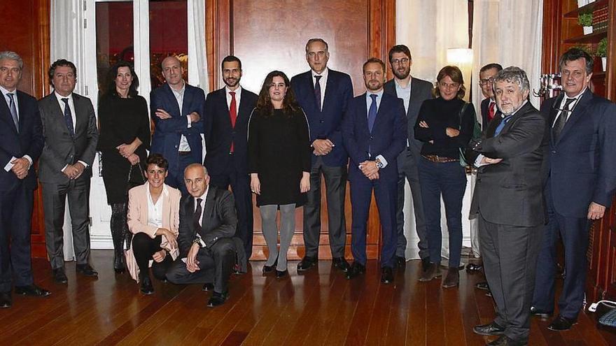 Los directivos de Prensa Ibérica, La Vanguardia y de las marcas finalistas del Premio Coche del Año de los Lectores, así como de las empresas patrocinadoras del mismo, en el acto de cierre de la votación final.