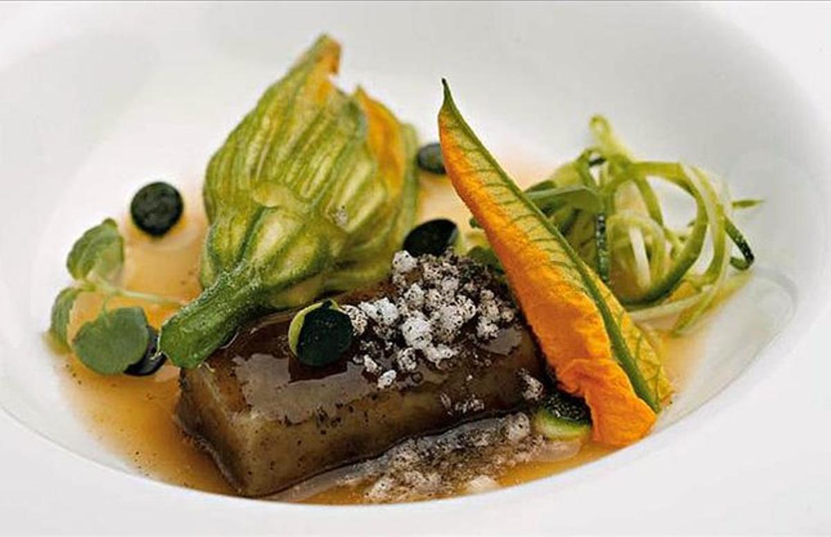 Duo d’albergínia i carbassó amb ’dashi’ de romesco.