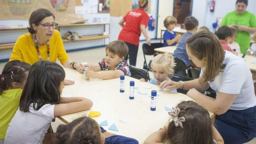 Un grupo de alumnos junto a la concejala ovetense de Educación, Mercedes González.