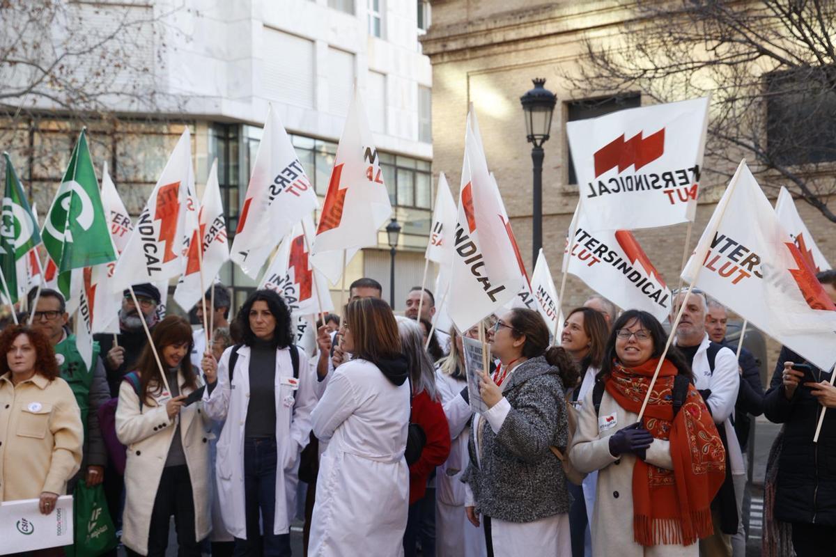 Los sindicatos sanitarios reclaman ante la Conselleria que se cumplan las 35 horas semanales y ampliar plantillas