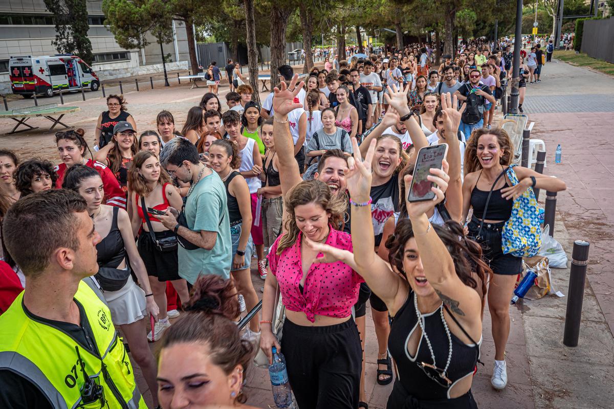 Ambiente en la cola antes del concierto de Rosalía