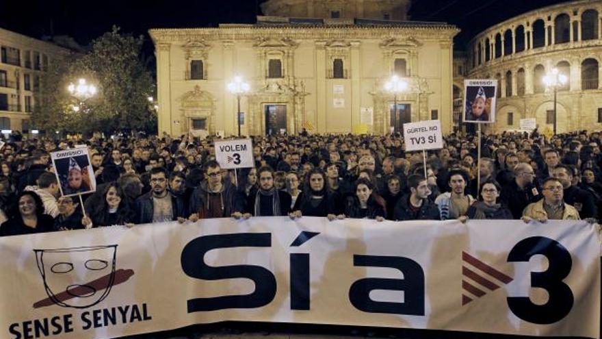 Concentración celebrada hoy en la plaza de la Virgen de Valencia para protestar por el cierre de los repetidores que impiden que se pueda ver el canal autonómico TV3.