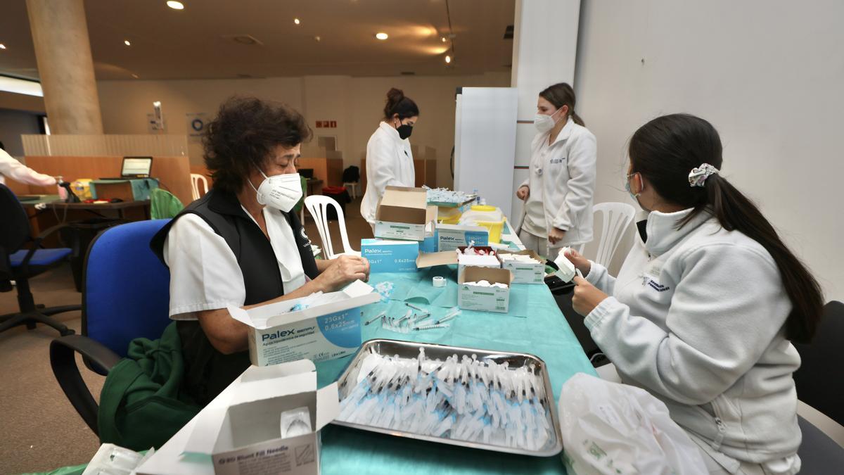 Varias sanitarias preparan dosis de la vacuna contra el Covid-19 en Pontevedra.