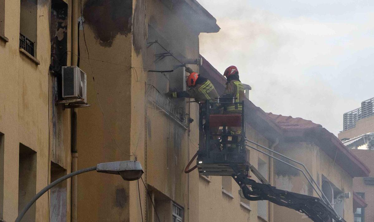 Un incendio en el barrio Miguel Hernández de Alicante deja tres vecinos y seis policías atendidos por inhalación de humo
