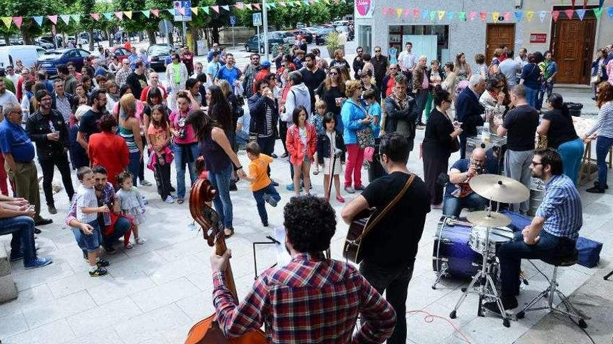 Decenas de vecinos y visitantes disfrutaron ayer de la &quot;pinchada&quot; en la Praza da Constitución.