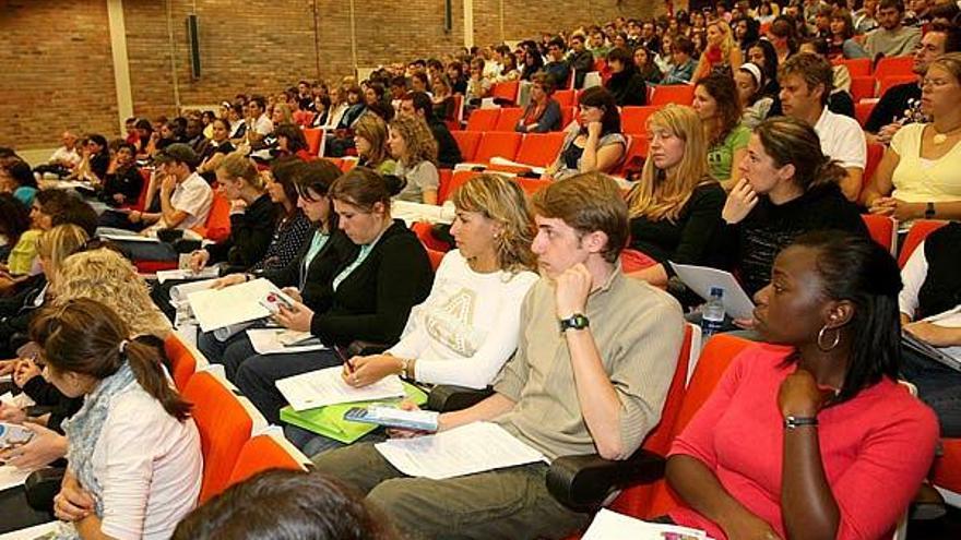 El salón de actos de Filología se llena cada curso durante el acto de recibimiento a los &quot;erasmus&quot; .