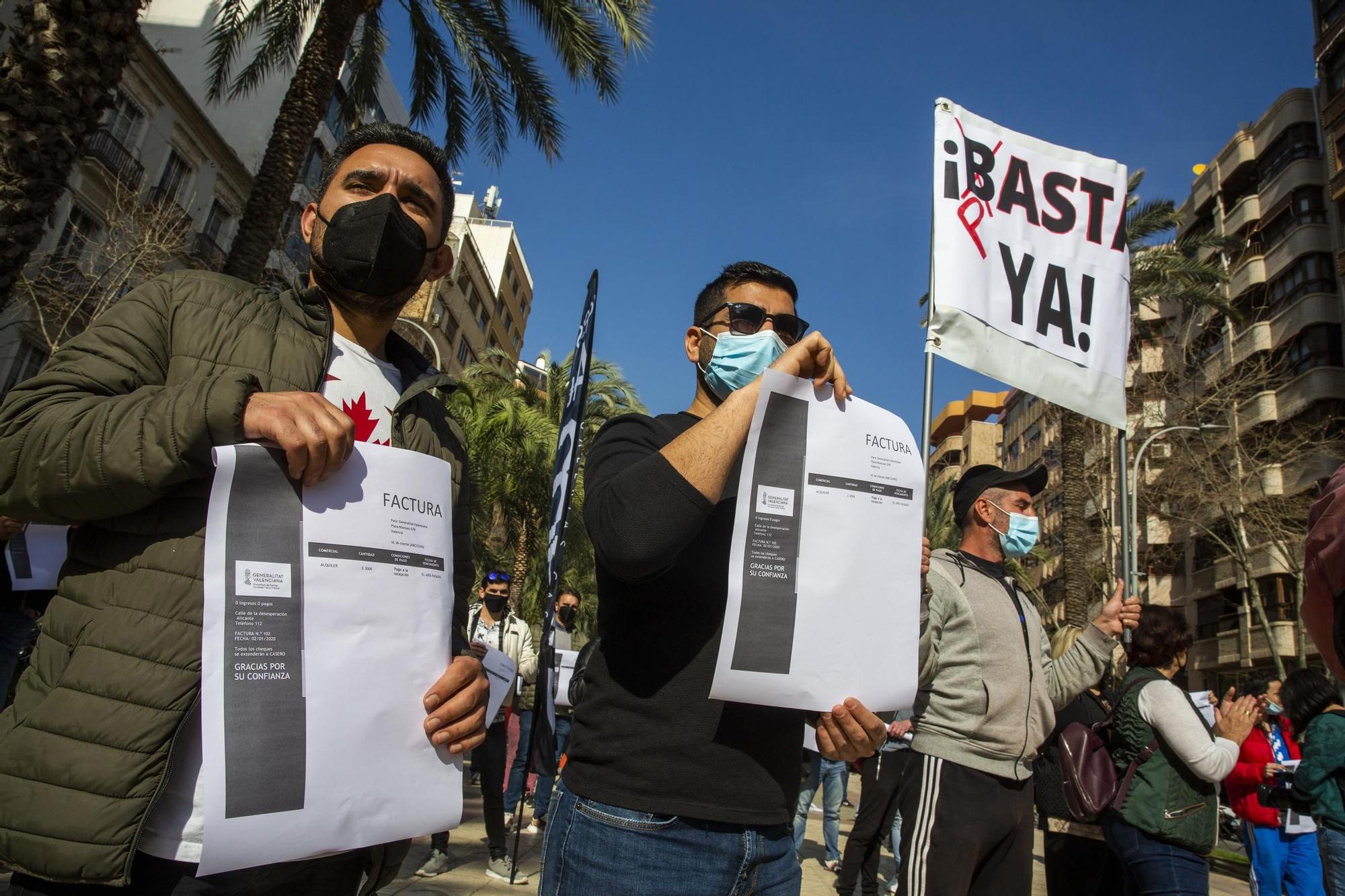 Cacerolada de la hostelería en Alicante con lanzamiento de facturas al Consell ante "la imposibilidad" de hacer frente a los pagos