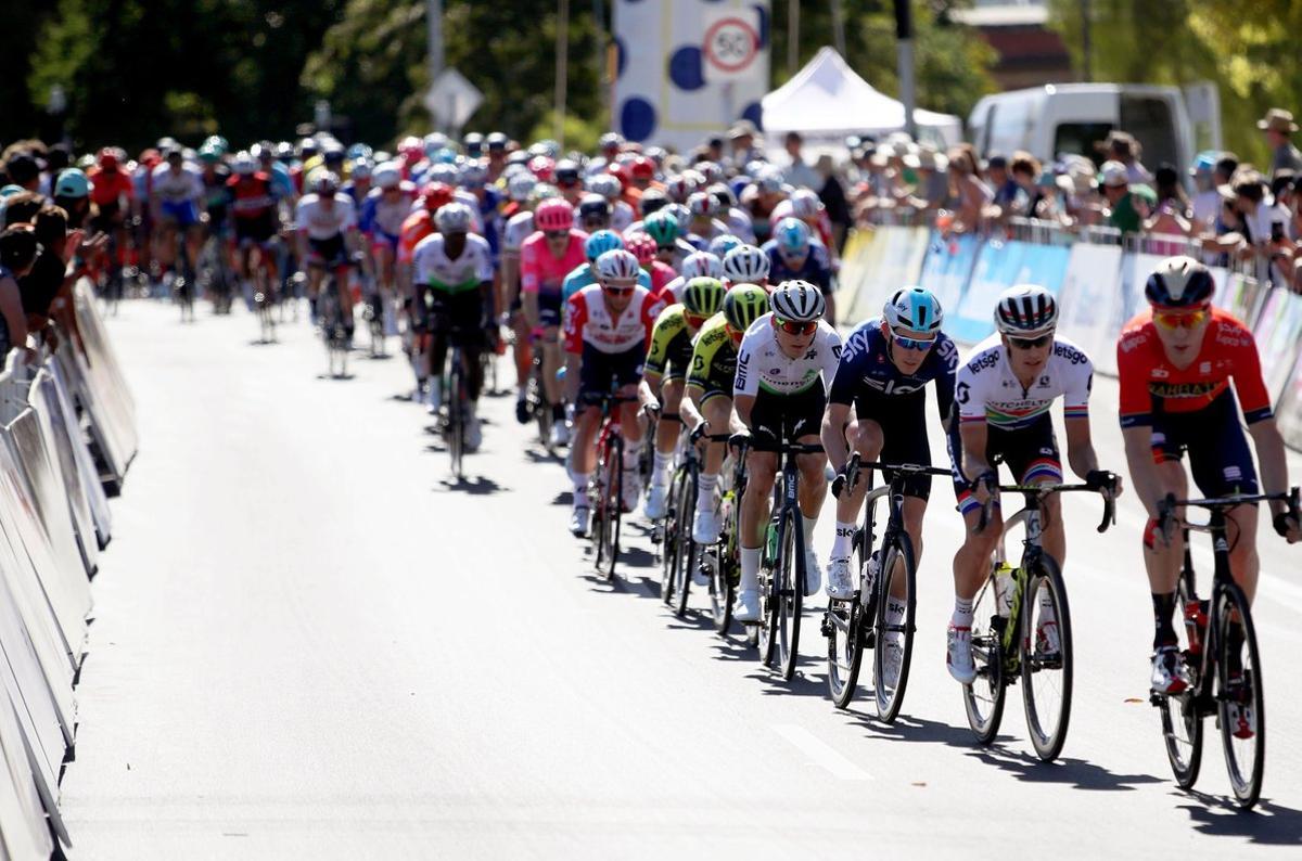 Adelaide (Australia), 13/01/2019.- The peloton is on the way during the Down Under Classic closed-circuit road race as part of the Tour Down Under in Adelaide, Australia, 13 January 2019. (Ciclismo, Adelaida) EFE/EPA/KELLY BARNES AUSTRALIA AND NEW ZEALAND OUT