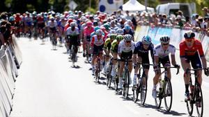 Adelaide (Australia), 13/01/2019.- The peloton is on the way during the Down Under Classic closed-circuit road race as part of the Tour Down Under in Adelaide, Australia, 13 January 2019. (Ciclismo, Adelaida) EFE/EPA/KELLY BARNES AUSTRALIA AND NEW ZEALAND OUT