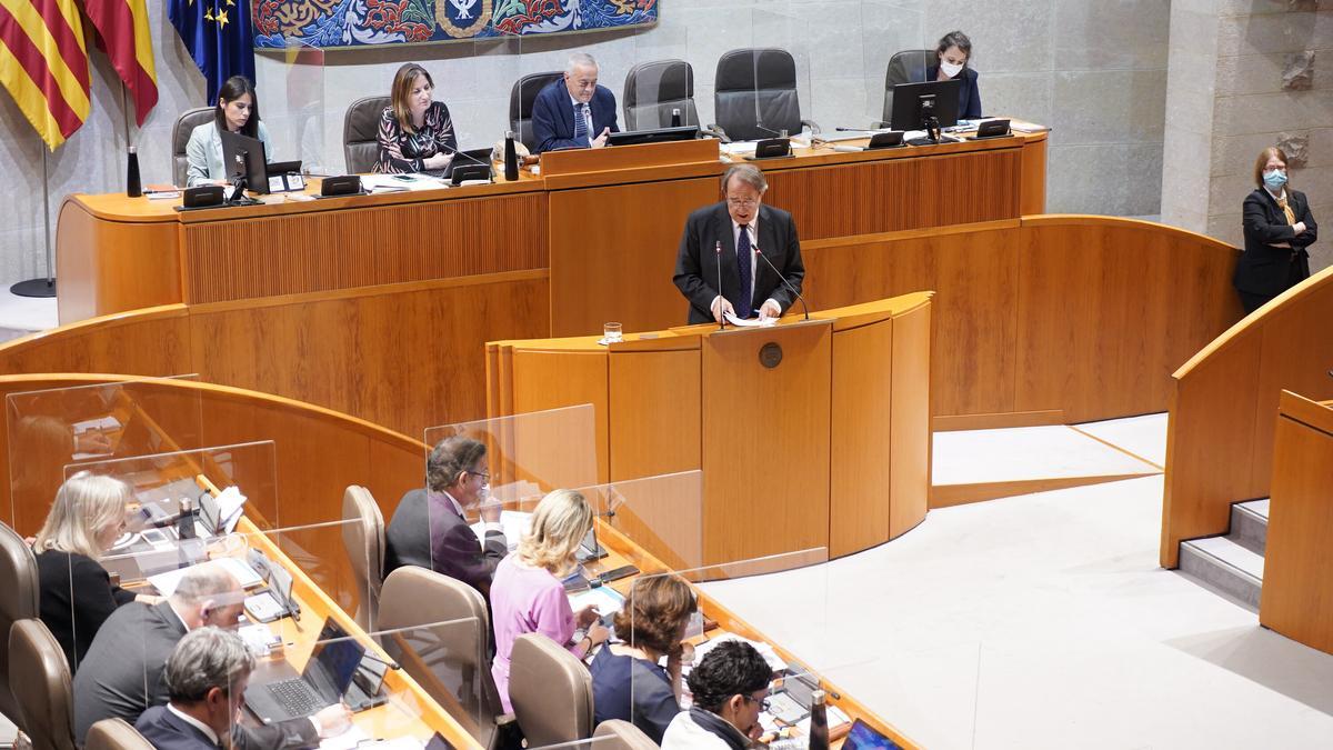 Intervención del consejero de Hacienda, Carlos Pérez Anadón, en el pleno de las Cortes de Aragón.