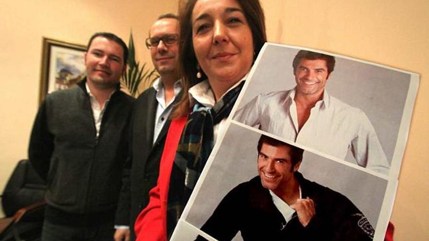 La alcaldesa muestra dos fotos de Jorge Fernández junto a Antonio Martínez y Fran Muñoz.