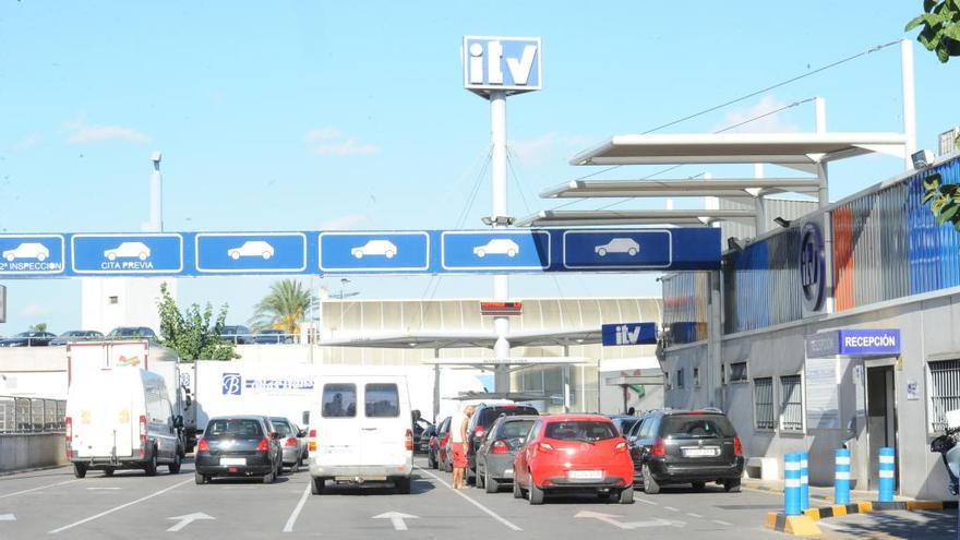 Varios vehículos aguardan su turno en la estación de ITV de Espinardo.