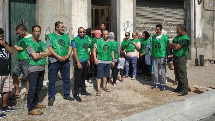 Membres de la PAHC davant el pis a la Via de Sant Ignasi, ahir
