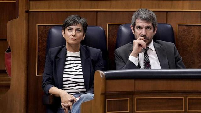 La ministra d’Habitatge, Isabel Rodríguez, amb el titular de Cultura, Ernest Urtasun als seus escons del Congrés.