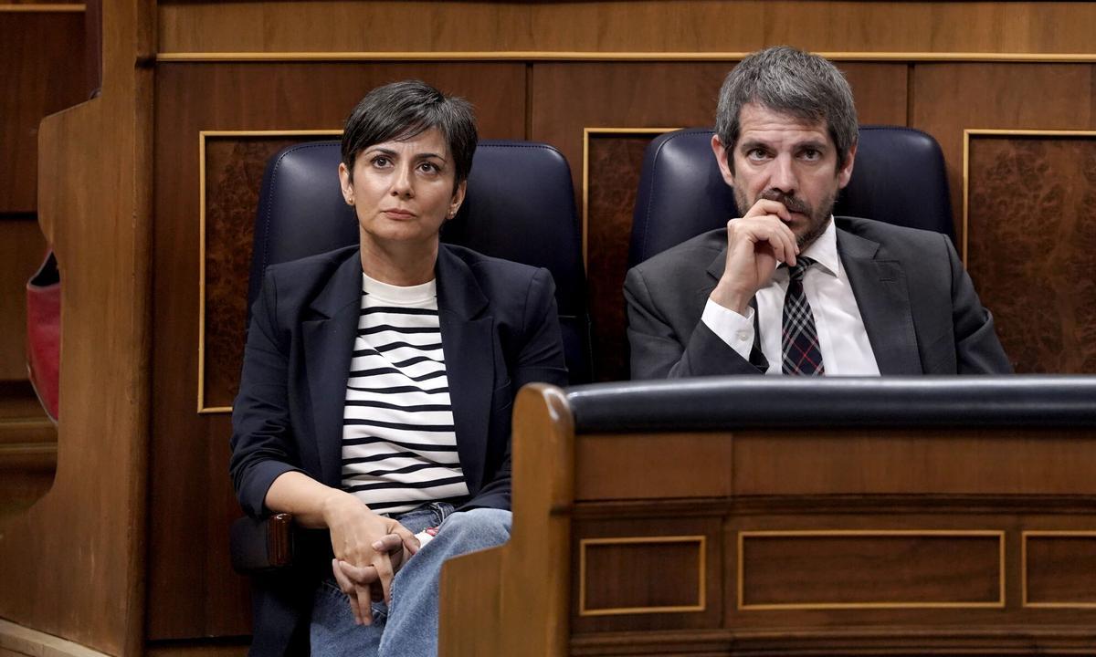 La ministra de Vivienda, Isabel Rodríguez, con el titular de Cultura, Ernest Urtasun en sus escaños del Congreso.