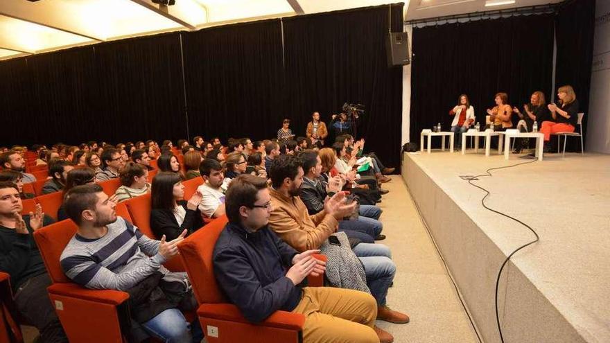 Participantes en la recepción que ofreció Carmela Silva a los becarios del Plan de Práctica Laboral. // R.V.