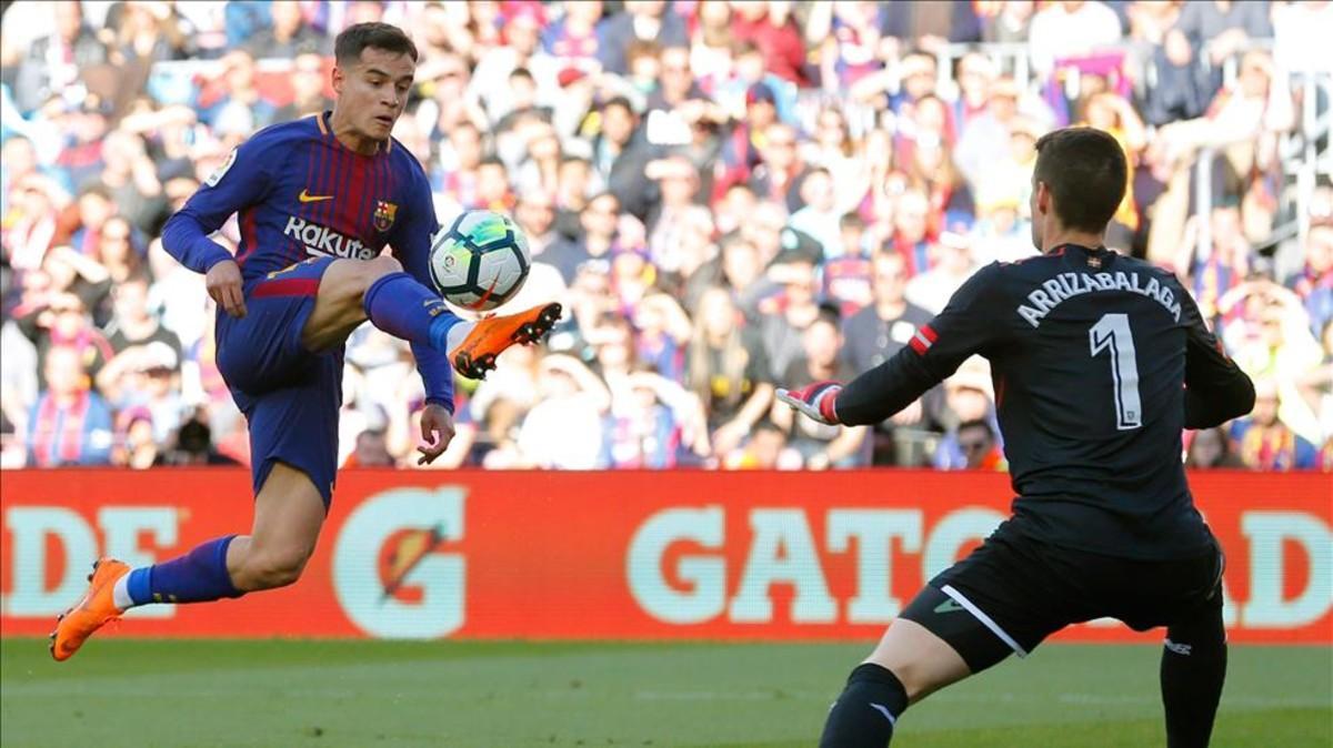 Coutinho envió al larguero esta vaselina por encima de Kepa