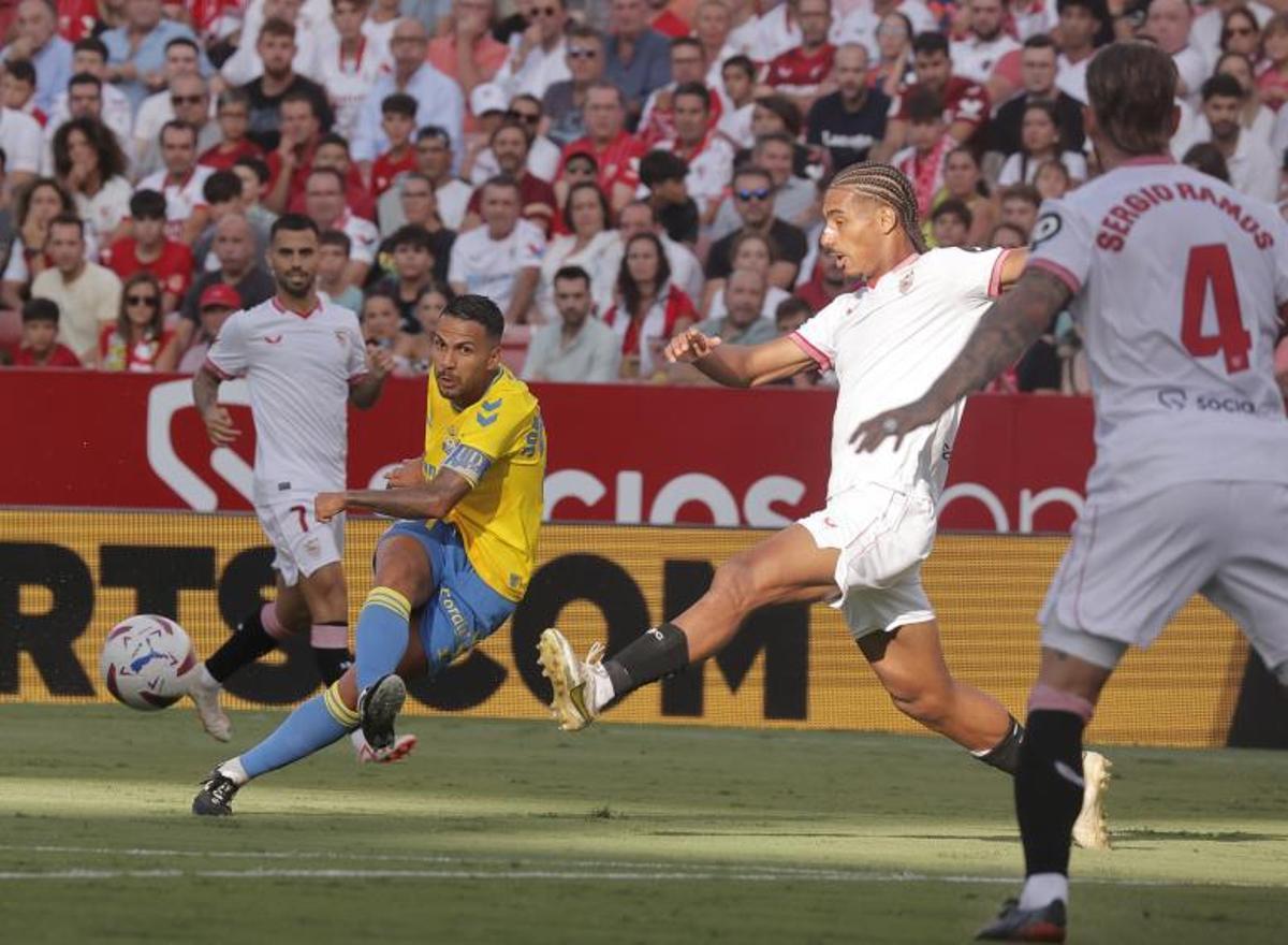 Jonathan Viera golpea el balón ante la oposición de Badé –con Sergio Ramos en primer plano– durante el Sevilla-UD del pasado domingo. | | LOF