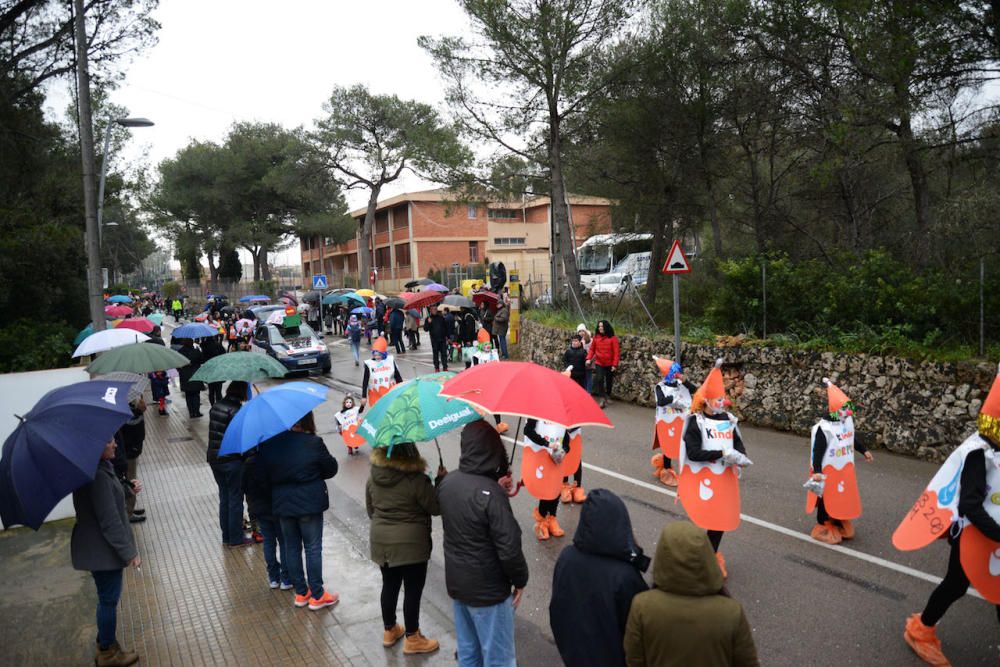 Stimmung trotz schlechtem Wetter: In Portol und Sa Cabaneta fand am Sonntag (4.2.) der erste Karnevalsumzug statt. 13 Festwagen und Fußgruppen waren mit von der Partie.