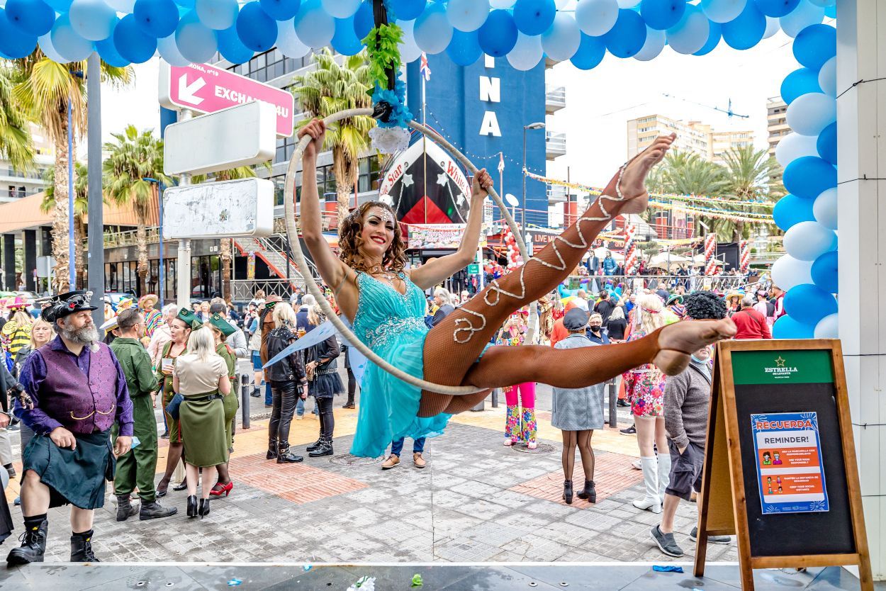 Los británicos desafían a la lluvia y celebran su "Fancy Dress Party" en Benidorm