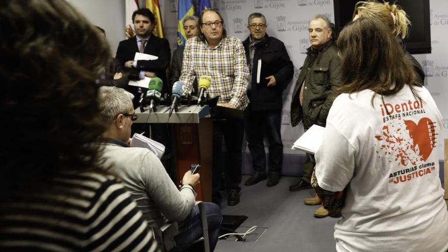 Afectados de iDental y sus abogados, hoy, en Gijón.