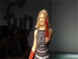 La model israeliana Bar Refaeli va ser la gran protagonista de la marca Desigual en el 080 Barcelona Fashion.