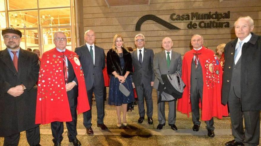 Por la izquierda, Vicente Quintanilla, Sabino González, Juan Antonio Corbalán, Dulce Victoria Pérez Rumoroso, Alberto Pérez Mediavilla, Juan Jonás Casares, Agustín Hidalgo y Gerardo Casares, ayer, a la puerta de la Casa de Cultura.