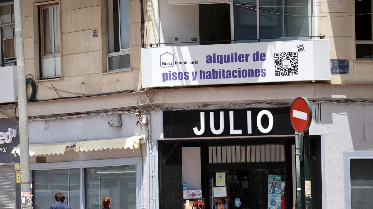 Un piso con un cartel de una agencia inmobiliaria, ubicado en la ciudad de Murcia.
