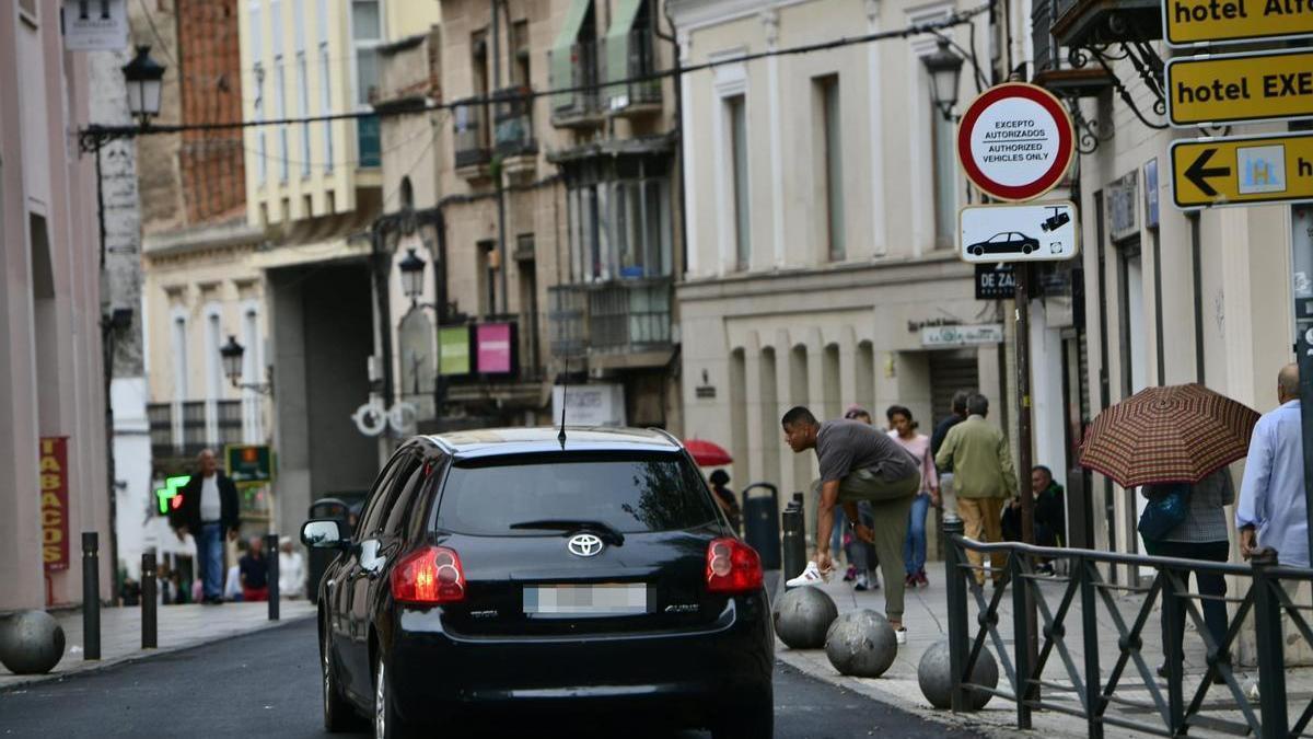 Un vehículo, este lunes por la tarde, accede por la calle San Antón.