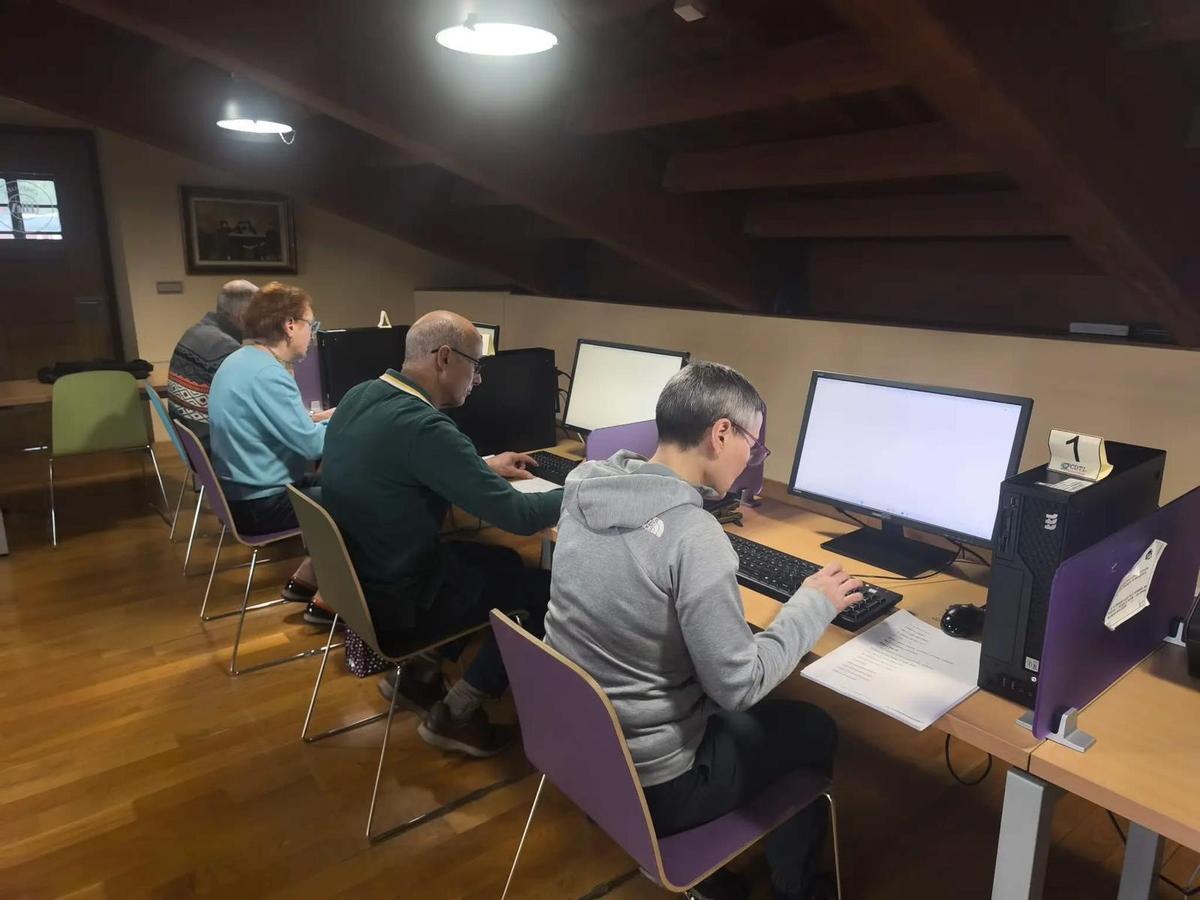 Un curso de alfabetización digital en SDTL de Cangas del Narcea.