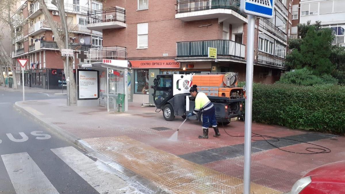 Valoriza comienza las acciones de limpieza intensiva en Alcalá de Henares