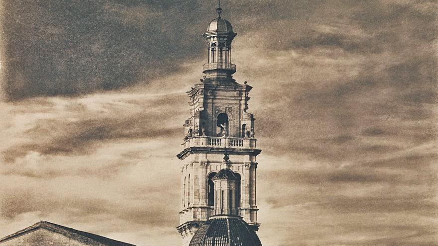 Dos de las imágenes de la carpeta «Natural»: el campanario de Santa María y el Pont Vell, trabajados en cianotipía a partir de las fotografías de Xavier Mollà. | LEVANTE-EMV