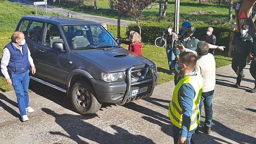 Manifestantes ante el coche donde llegó el alcalde al pleno. | A. S.