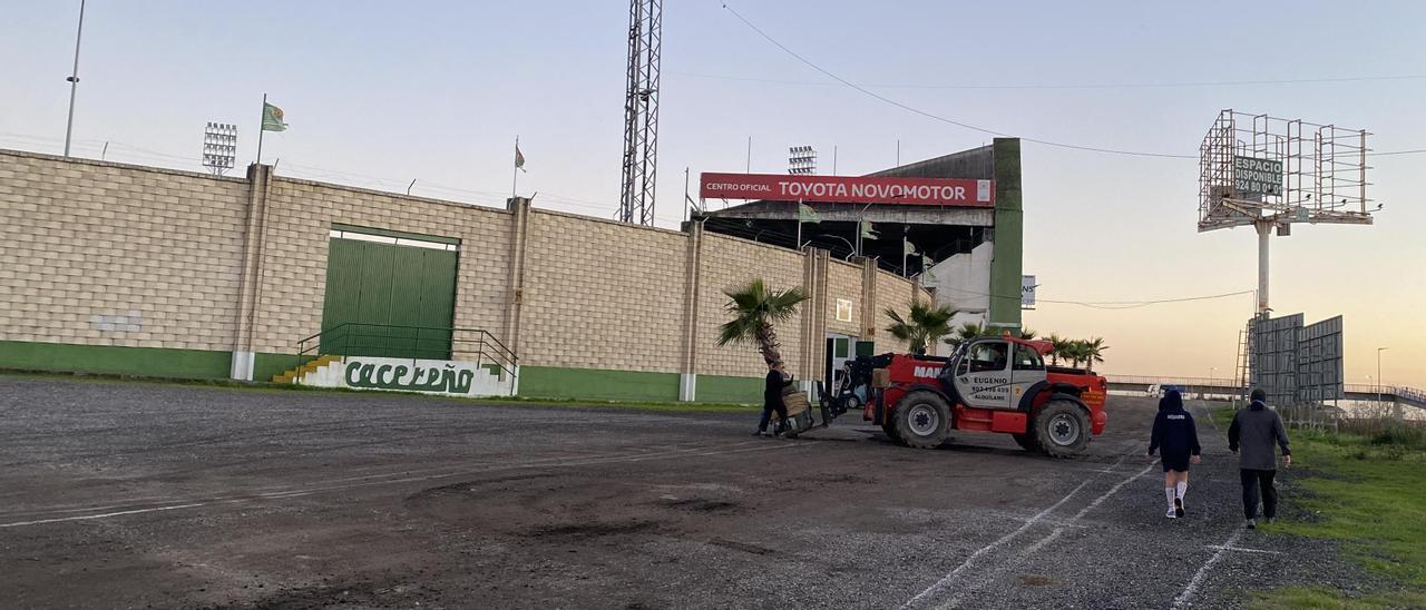 Trabajos de mejora en la zona exterior del Príncipe Felipe, este martes por la tarde.