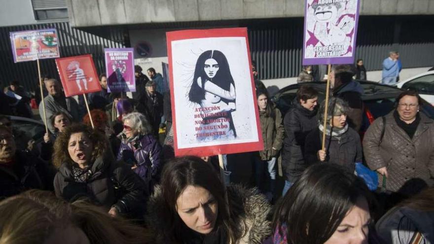 Participantes en la protesta por un aborto digno celebrada el jueves a las puertas del Hospital de A Coruña.