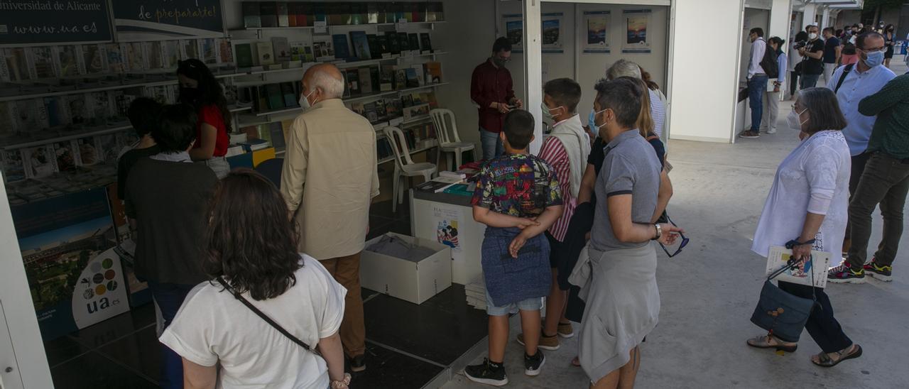 Imagen de la Feria del Libro de Alicante celebrada en la plaza Séneca en mayo de 2021