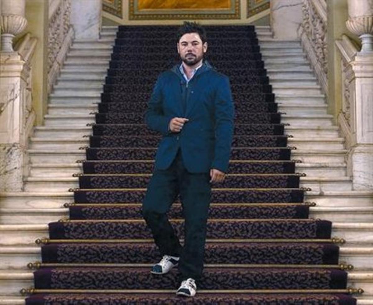 Miguel Poveda, a l’escalinata del Liceu,el setembre del 2010. Miguel Poveda, a l’escalinata del Liceu,el setembre del 2010.