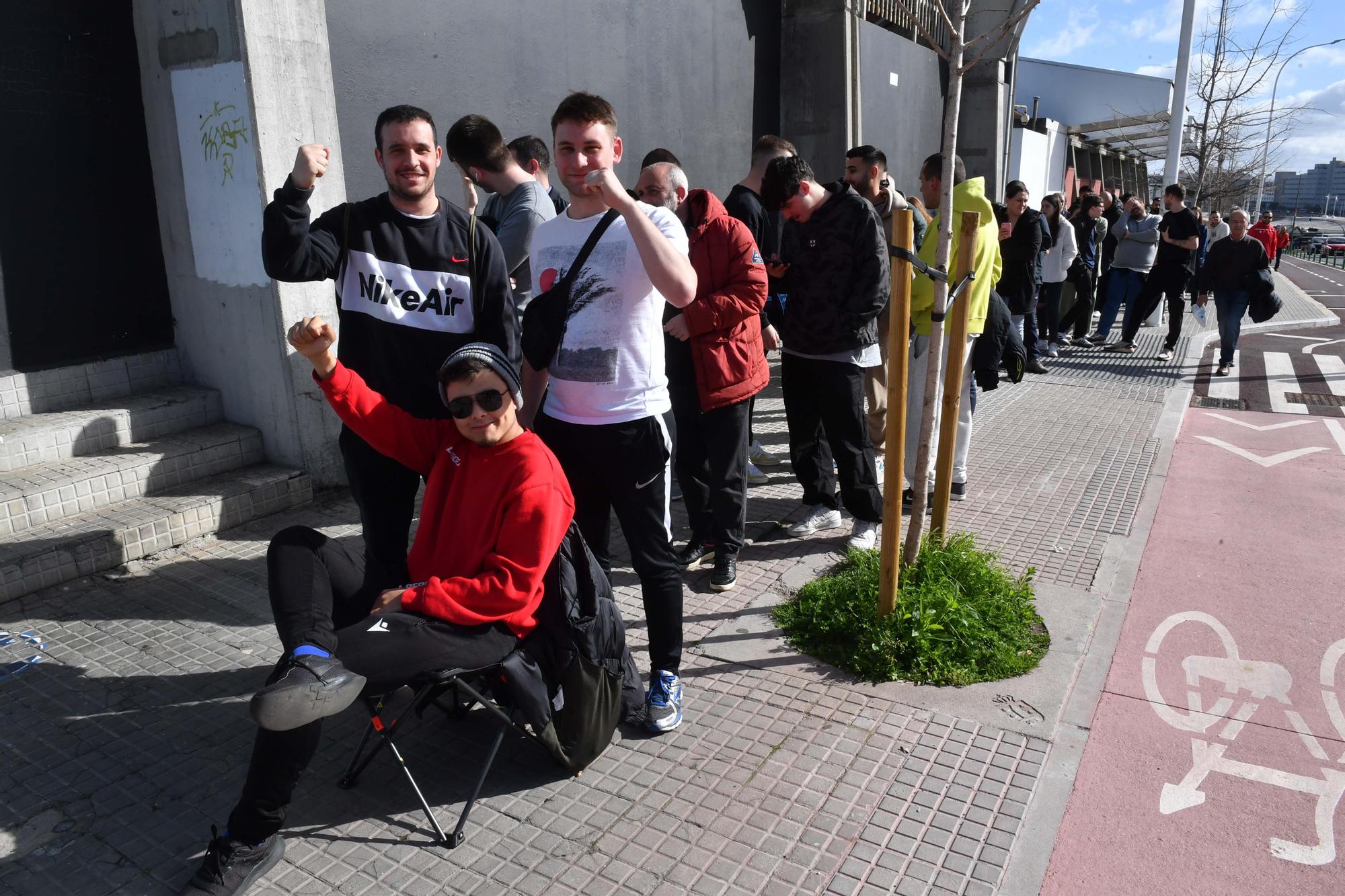 Colas de aficionados en Riazor por las entradas para la visita del Dépor al Unionistas