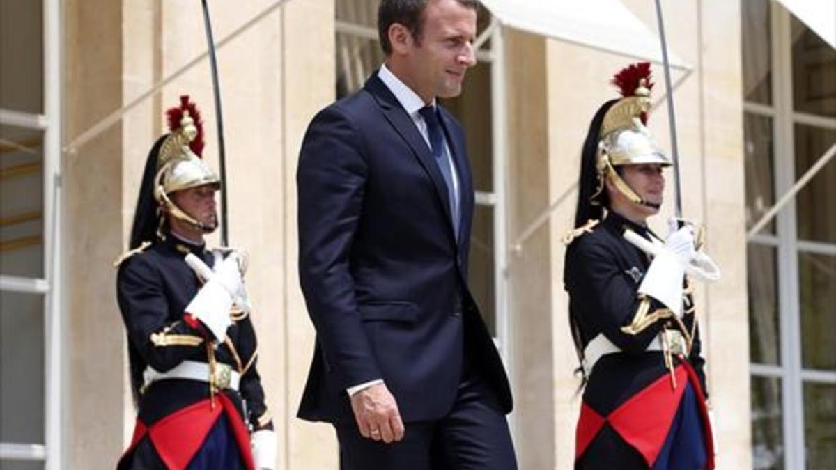 Macron sale ayer al exterior del Elíseo para recibir al príncipe heredero de Abu Dabi, Mohammed bin Zayed.