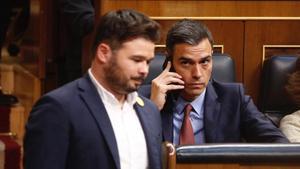 El presidente del Gobierno, Pedro Sánchez, y el portavoz de ERC, Gabriel Rufian, en un pleno pre-covid19,  el pasado mes de mayo en el Congreso.